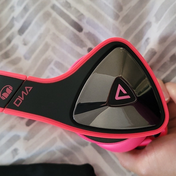 Monster DNA Pink & Black Headphones - Picture 5 of 14